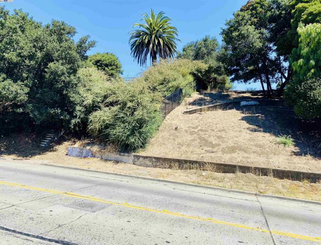 3156 73rd Avenue, Oakland CA: https://media.crmls.org/mediaz/0744d02e-84e0-44e2-8aaa-fb135083fae5.jpg