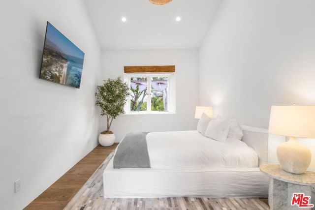 27405 Pacific Coast Highway, Malibu CA: https://media.crmls.org/mediaz/0745e82a-040f-48b2-a789-fbb442d32ed3.jpg