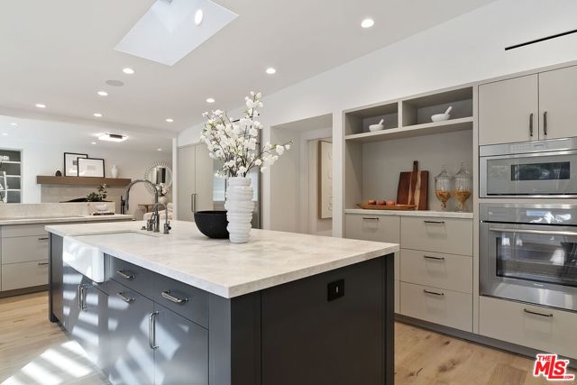 1305 Duende Lane, Pacific Palisades CA: https://media.crmls.org/mediaz/07460f9f-0de1-4230-aa6e-8607c9029de2.jpg