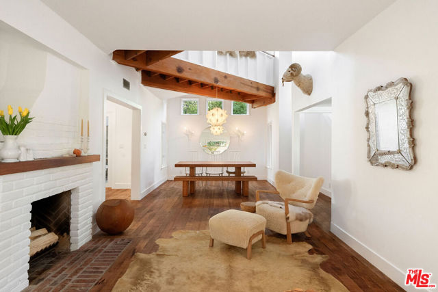 729 Superba Avenue, Venice CA: https://media.crmls.org/mediaz/07477481-318e-4ccb-aa8e-044f8127113a.jpg