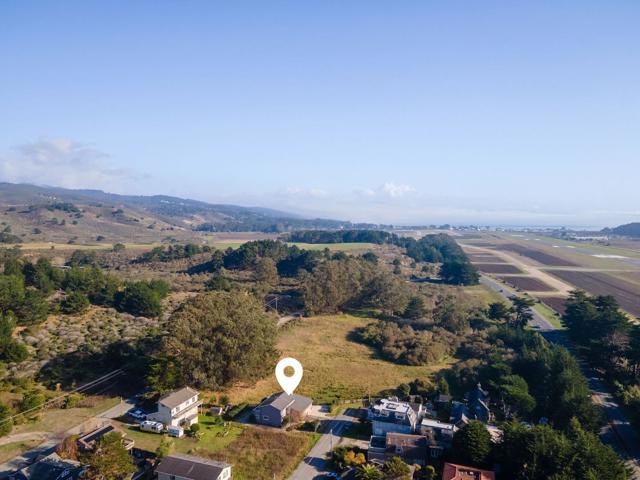 1077 Pearl Avenue, Moss Beach CA: https://media.crmls.org/mediaz/0747a149-aa7a-4bd8-ada0-360eac0854f1.jpg