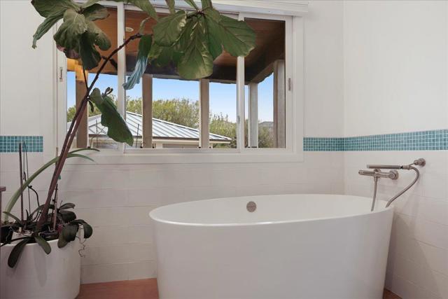 1004 W Cliff Drive, Santa Cruz CA: https://media.crmls.org/mediaz/07498bcb-5546-4c11-9f68-c68ff4717bc4.jpg