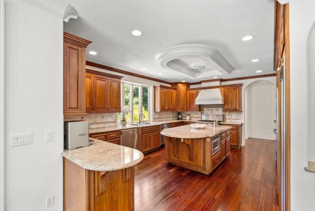 12690 Dianne Drive, Los Altos Hills CA: https://media.crmls.org/mediaz/074997fd-98e2-4802-b6f7-dc3e2a947ac7.jpg
