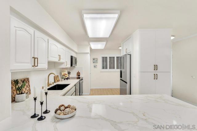 2600 Torrey Pines Rd, La Jolla CA: https://media.crmls.org/mediaz/074a056d-ba10-4d50-a227-1679587fbe0a.jpg