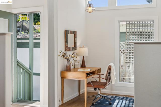 350 Henry St, Oakland CA: https://media.crmls.org/mediaz/074a5e77-5189-40e0-a7ab-ed037d3934a1.jpg