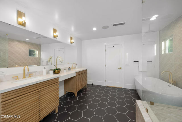 1324 La Granada Drive, Thousand Oaks CA: https://media.crmls.org/mediaz/074a693e-7b72-41e6-941c-a9114e26954c.jpg