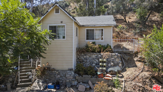 11344 Santol Drive, Sylmar CA: https://media.crmls.org/mediaz/074a9ccd-78ba-4096-bb7b-a598a82451d7.jpg
