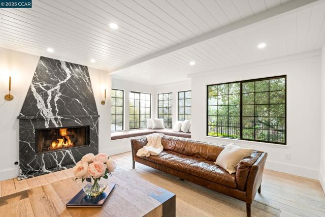 125 Sleepy Hollow Ln, Orinda CA: https://media.crmls.org/mediaz/074b16cd-3b3c-40fc-98d9-3efcb5a8f97d.jpg
