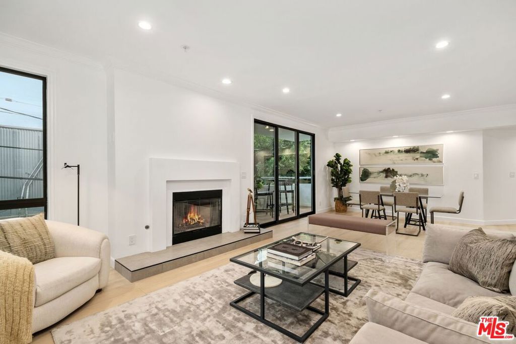 656 N West Knoll Drive #203