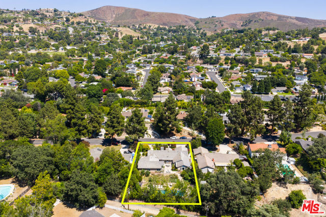 1009 Jeannette Avenue, Thousand Oaks CA: https://media.crmls.org/mediaz/074c9ded-729e-4b8c-b6af-6c93fb9e8c77.jpg