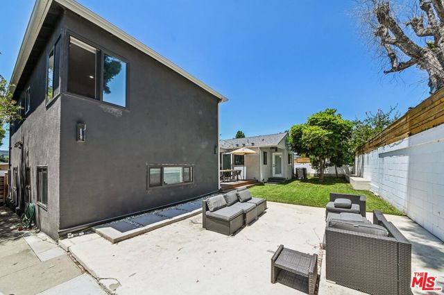 885 Kincaid Avenue, Inglewood CA: https://media.crmls.org/mediaz/074d9b91-69e8-4e1a-b8b6-4b2a7bbc7878.jpg