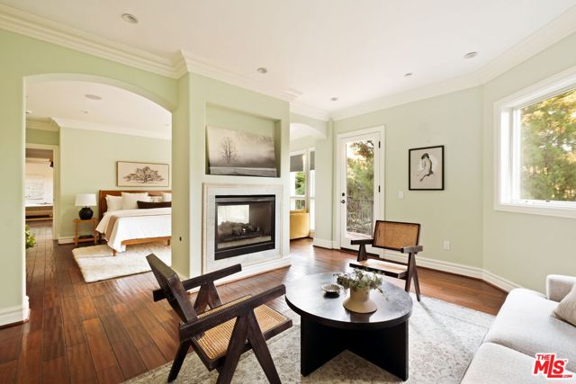 2505 Bowmont Drive, Beverly Hills CA: https://media.crmls.org/mediaz/074dacae-f21e-42b4-8243-2fb43fdbed35.jpg