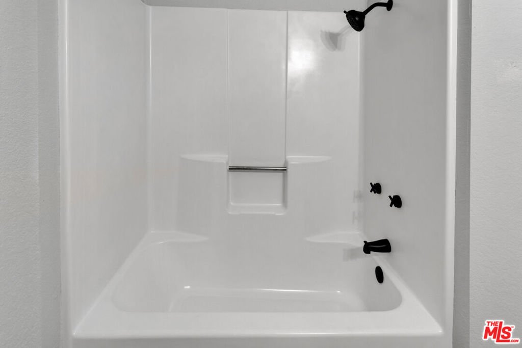 https://media.crmls.org/mediaz/074fec15-a636-4fdf-9e69-9ec9d7427edd.jpg?preset=X-Large