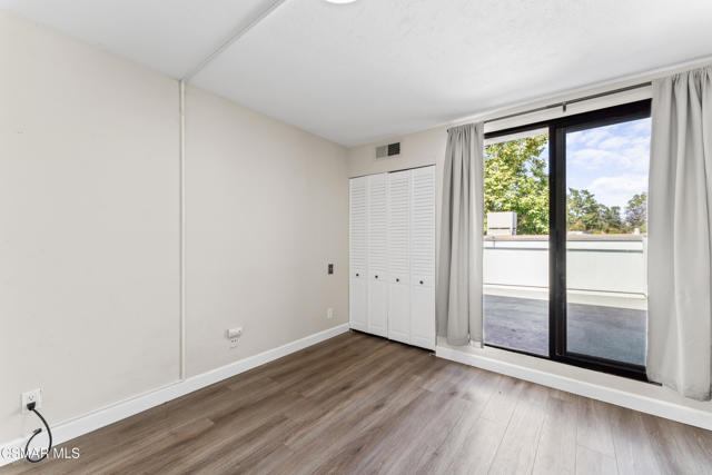 1190 Tivoli Lane, Simi Valley CA: https://media.crmls.org/mediaz/075073bb-71ed-4c95-8bce-1ae1ac75badb.jpg