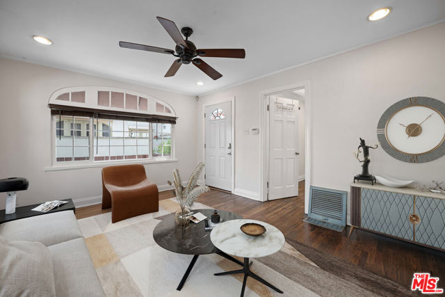 1236 1/4 N Cahuenga Boulevard, Los Angeles CA: https://media.crmls.org/mediaz/07507bf6-7c8b-4ea9-bfc4-b19a8c407582.jpg