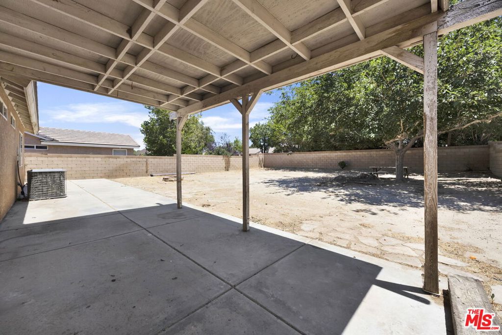 https://media.crmls.org/mediaz/07509806-a563-468e-9bfd-22ef3fa6ebbd.jpg?preset=X-Large