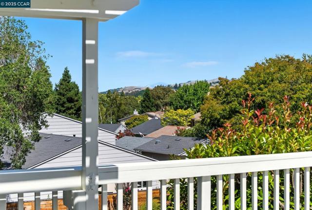 1725 Spyglass Ln, Moraga CA: https://media.crmls.org/mediaz/0750d078-4421-400e-b505-4ae57a250894.jpg
