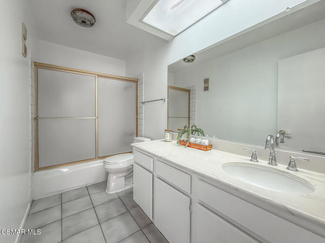 5404 Quakertown Avenue, Woodland Hills CA: https://media.crmls.org/mediaz/0750dd46-f2dd-4096-ada0-d924e2149a9e.jpg