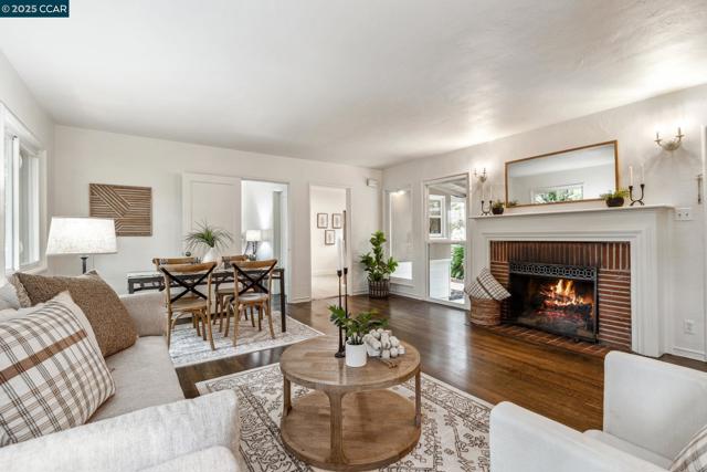 5810 Estates Dr, Oakland CA: https://media.crmls.org/mediaz/075144ff-994c-435f-adb8-ded712d06a61.jpg