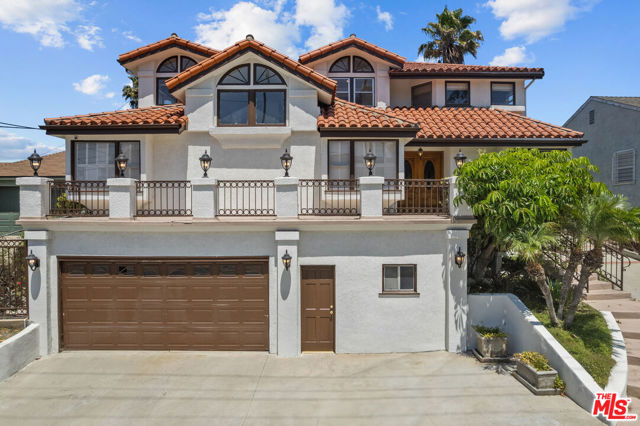 5317 Angeles Vista Boulevard, View Park CA: https://media.crmls.org/mediaz/07521630-2e0f-49c2-883a-f5343a5674b2.jpg