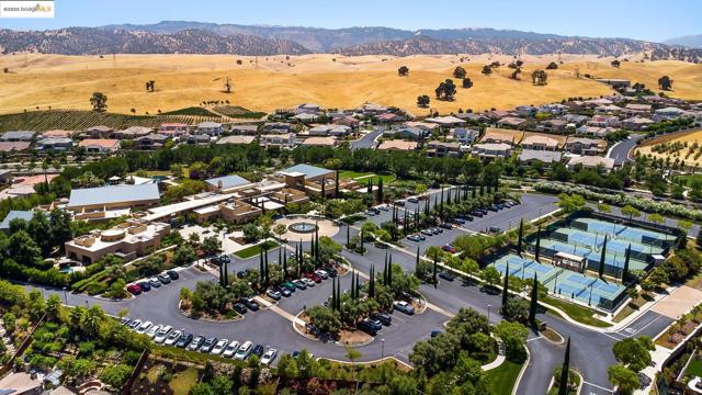 1627 Healing Rock Ct, Brentwood CA: https://media.crmls.org/mediaz/0752416d-3185-4436-8db6-82e1e19551e8.jpg