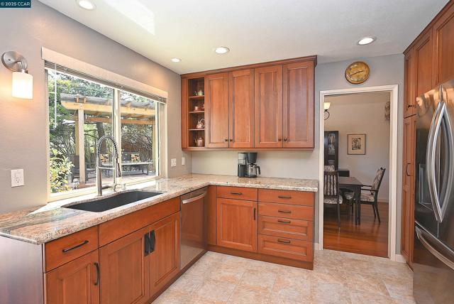 594 Morning Glory Dr, Benicia CA: https://media.crmls.org/mediaz/07525fc5-f32c-4d16-8877-2a5eb099e4c1.jpg