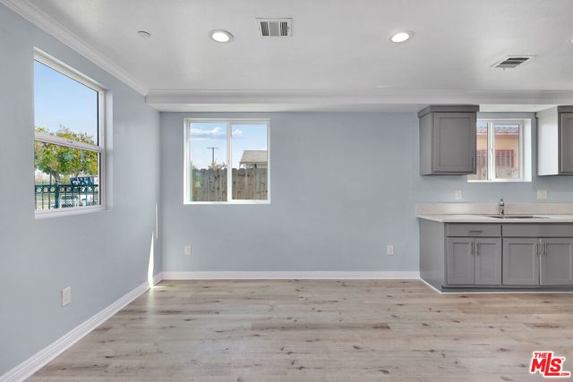 320 E 55th Street, Los Angeles CA: https://media.crmls.org/mediaz/075316b8-3eb9-419d-9ddd-e0ac8ab8df62.jpg