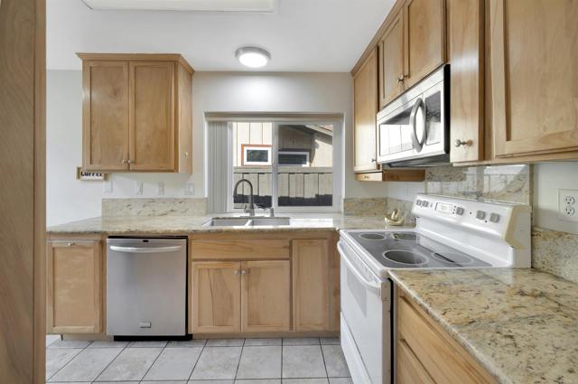 Detail Gallery Image 6 of 49 For 9525 High Park Ln, Rancho Penasquitos,  CA 92129 - 3 Beds | 3 Baths