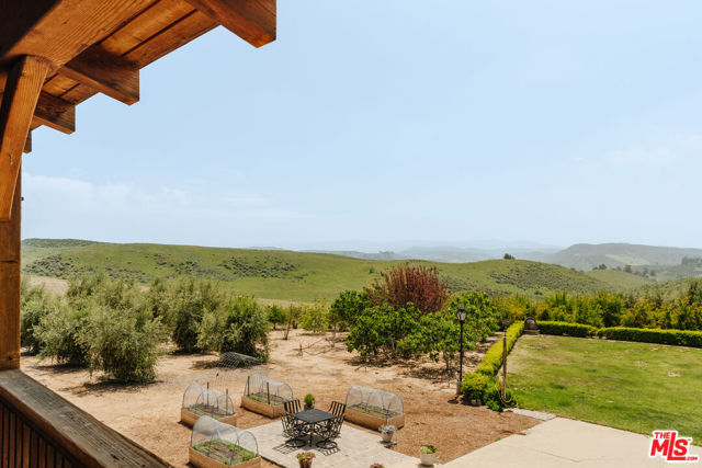 15101 Middle Ranch Road, Moorpark CA: https://media.crmls.org/mediaz/0755b4a0-a667-42b3-b9cf-575cef8ba68a.jpg