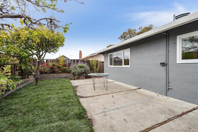 413 Grand St, Alameda CA: https://media.crmls.org/mediaz/0755b5c7-88af-44a1-b2ff-b615f54f0210.jpg