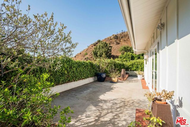 1200 El Hito Circle, Pacific Palisades CA: https://media.crmls.org/mediaz/075624c8-1481-4fa7-95bf-5efe0d3154d0.jpg