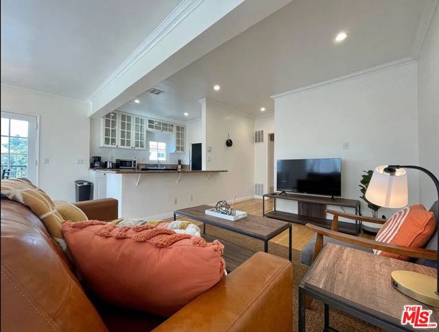 1111 11th Street, Santa Monica CA: https://media.crmls.org/mediaz/07567c33-0113-4446-8ac8-8a1ef5fb343c.jpg