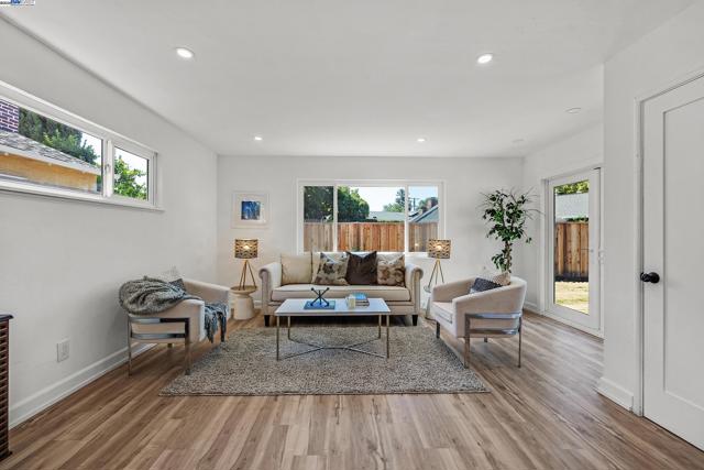 15833 Via Toledo, San Lorenzo CA: https://media.crmls.org/mediaz/0756efb7-fa49-46d2-9c6e-42189b3ccc17.jpg