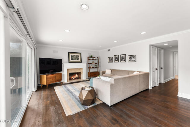 1046 Brookview Avenue, Westlake Village CA: https://media.crmls.org/mediaz/0757a0b9-0ebe-4e54-aeab-90d31f58bea9.jpg