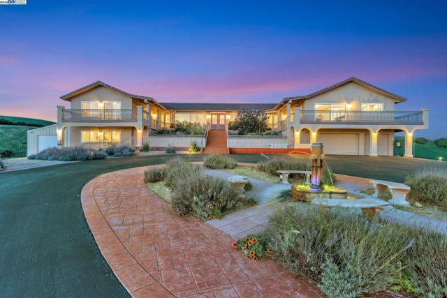 41794 Vargas Rd, Fremont CA: https://media.crmls.org/mediaz/0757aedd-19c6-4609-bed7-9a1180458d5e.jpg