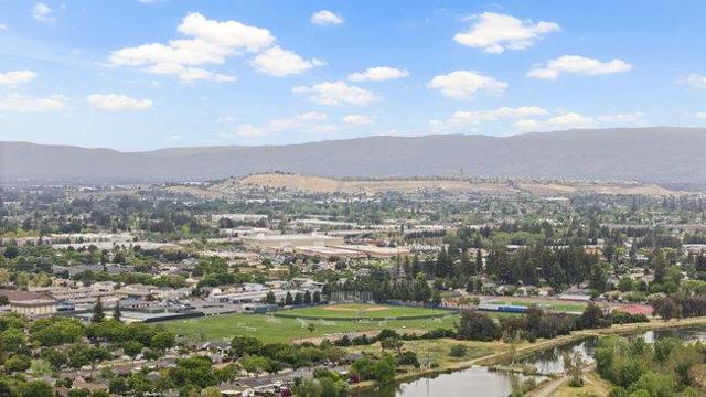 5958 Dry Oak Drive, San Jose CA: https://media.crmls.org/mediaz/07581990-41f7-42ee-a257-e1788d51a48e.jpg