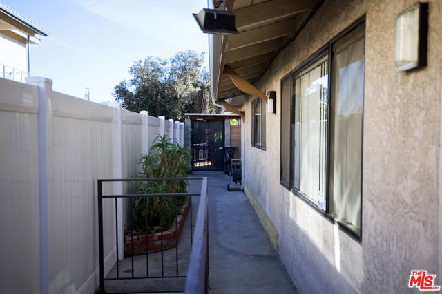 1013 Allen Avenue, Glendale CA: https://media.crmls.org/mediaz/07582d12-cbf8-4670-a3ae-1a6a018ba51a.jpg