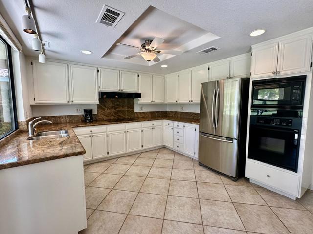 239 Santa Barbara Circle, Palm Desert CA: https://media.crmls.org/mediaz/07582e45-c7f5-4c94-adc7-0c5a86be921d.jpg