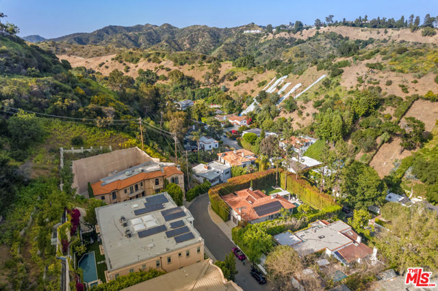 1455 Robmar Drive, Beverly Hills CA: https://media.crmls.org/mediaz/0758743d-1d0a-45d6-be96-7133238e6131.jpg