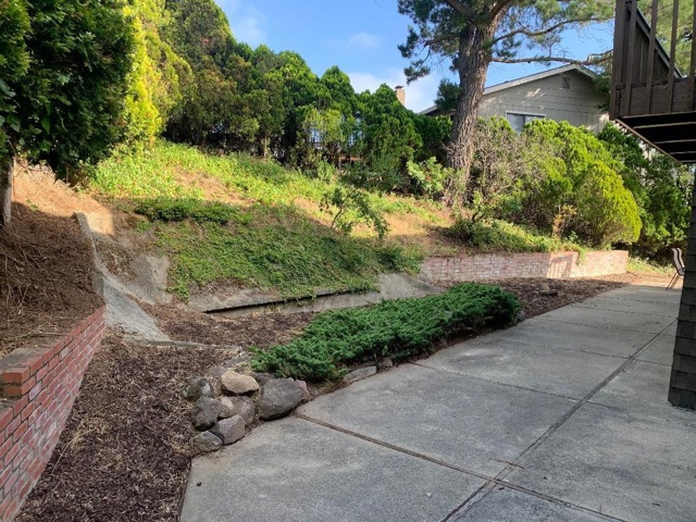 4515 Ewing Rd, Castro Valley CA: https://media.crmls.org/mediaz/07590ef0-57ea-466e-bec4-0e49abd59493.jpg