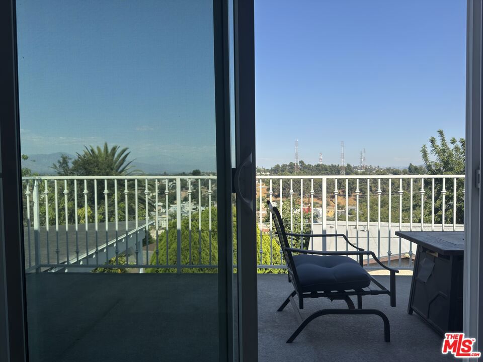 https://media.crmls.org/mediaz/07591ac1-78ba-4a2e-922e-cf5df4431cf2.jpg?preset=X-Large