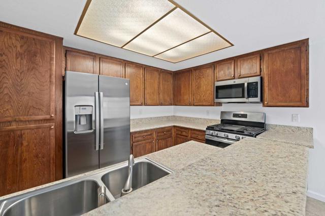 Detail Gallery Image 11 of 30 For 337 N Melrose Dr #E,  Vista,  CA 92083 - 2 Beds | 2 Baths