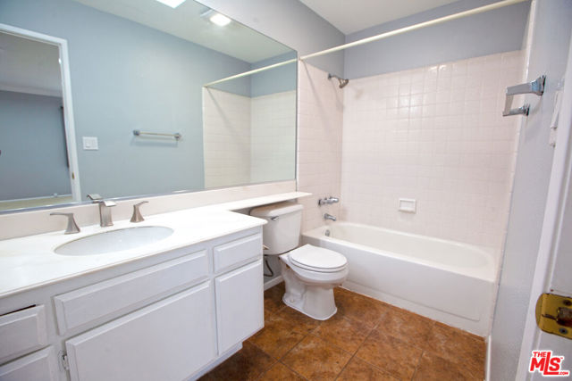 4365 Mclaughlin Avenue, Los Angeles CA: https://media.crmls.org/mediaz/075995a7-04ef-4b07-bae7-684a062b1212.jpg