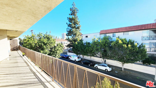 4171 W 4th Street, Los Angeles CA: https://media.crmls.org/mediaz/075aa9da-9a15-409a-a723-1a53589ca765.jpg