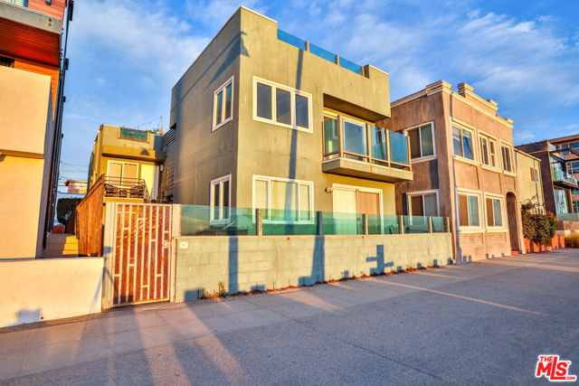 2207 Ocean Front Walk, Venice CA: https://media.crmls.org/mediaz/075ab000-cf8c-49a2-9456-39bbd12021ef.jpg