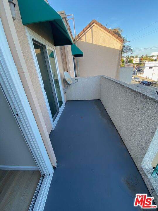 435 E Tamarack Avenue, Inglewood CA: https://media.crmls.org/mediaz/075bea15-6ead-40f2-989f-051a6709bdff.jpg