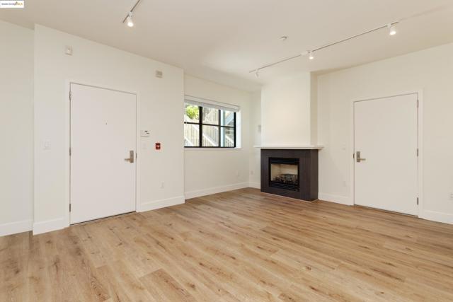 1565 32nd Street, Oakland CA: https://media.crmls.org/mediaz/075bf9f5-0022-4bcb-846a-74903a60df2e.jpg