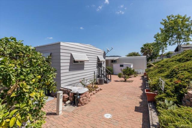 1501 Anza Avenue, Vista CA: https://media.crmls.org/mediaz/075d5ab0-e4b4-481a-b15f-3f7faeb36a13.jpg