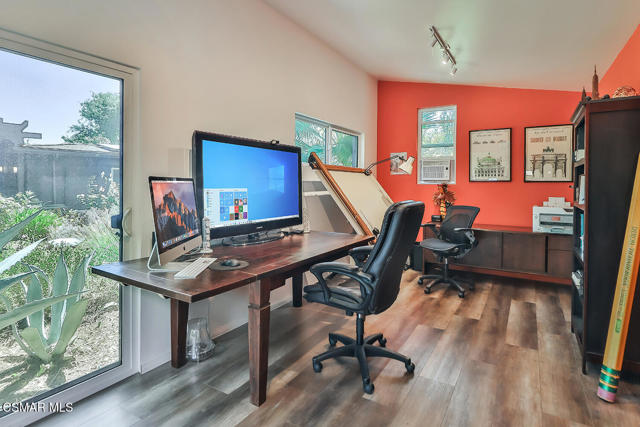 2433 Calle Narciso, Thousand Oaks CA: https://media.crmls.org/mediaz/075d5f69-4dea-4a04-bd70-3e8a706ff471.jpg