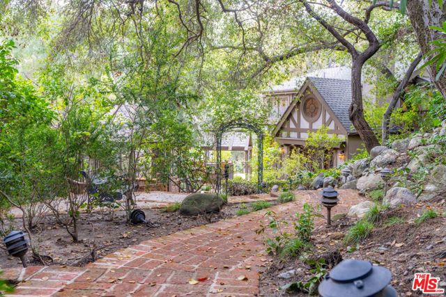 3041 E Chevy Chase Drive, Glendale CA: https://media.crmls.org/mediaz/075e04d7-1f3f-4575-97ed-f1ce899faca2.jpg